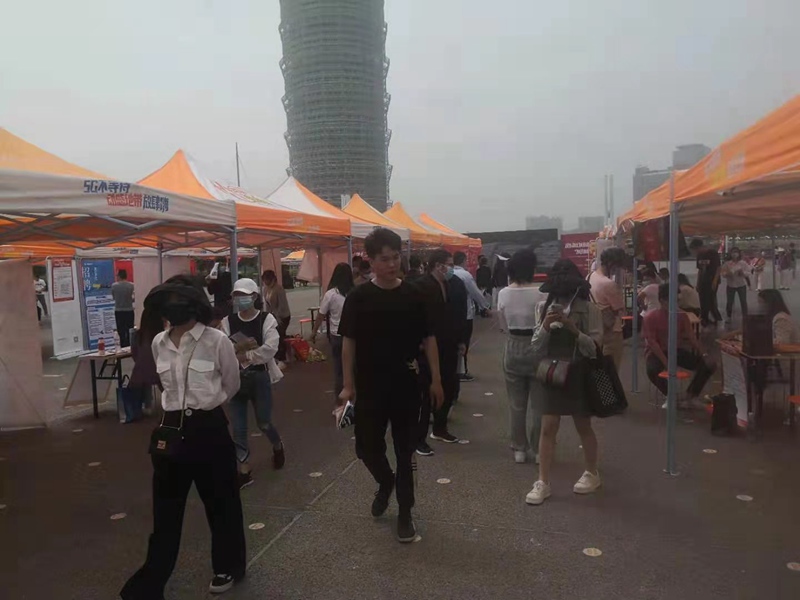 郑州亿万先生生化加入郑东新区第十二届 “如意前途”招聘会(图2)